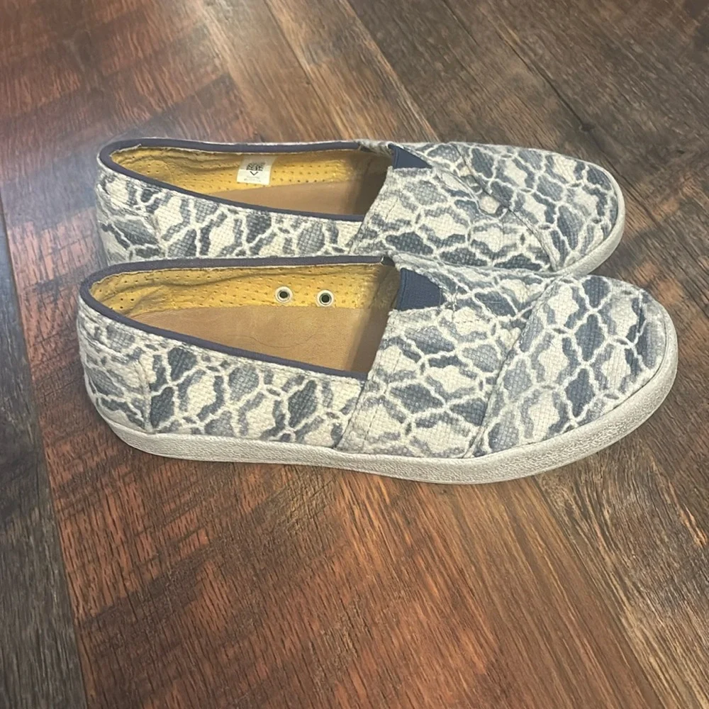 Tom’s linen snakeskin print slip on shoes size 6.5